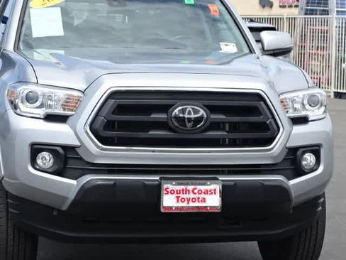 Certified 2022 Toyota Tacoma SR5 AWD/4WD image 4