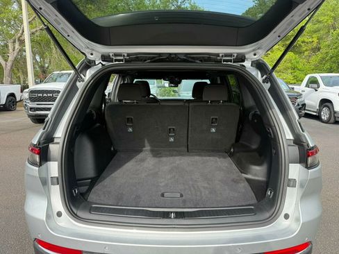 Used 2025 Jeep Grand Cherokee Laredo RWD image 8
