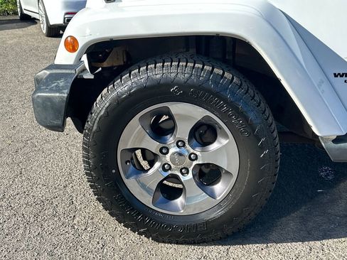 Used 2016 Jeep Wrangler Unlimited Sahara w/ Connectivity Group image 12
