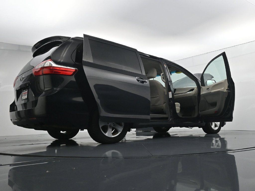 Used 2017 Toyota Sienna LE FWD image 42