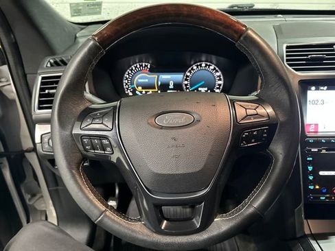 Used 2018 Ford Explorer Platinum image 17