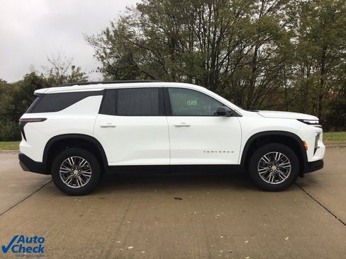 Used 2025 Chevrolet Traverse LT image 2