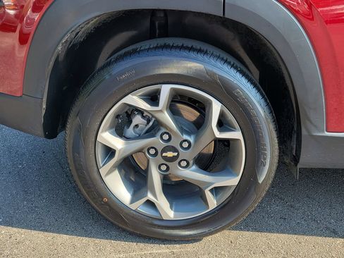 Used 2025 Chevrolet Trax LT FWD image 7