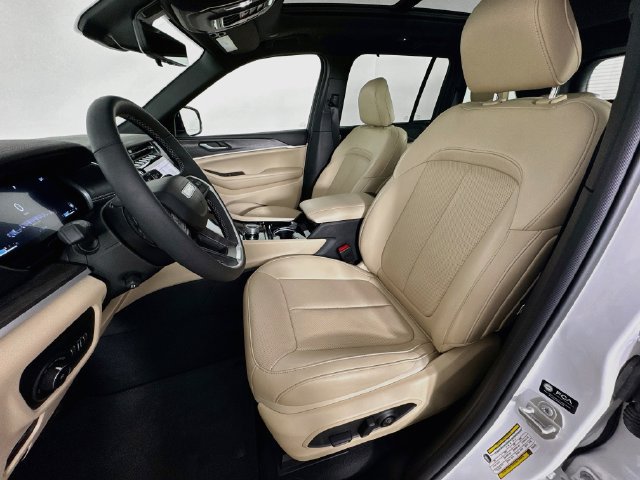 Used 2023 Jeep Grand Cherokee Limited w/ Luxury Tech Group II AWD/4WD image 26