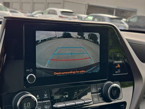 Used 2023 Toyota Highlander LE FWD image 24