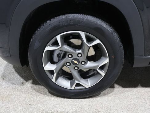 Used 2025 Chevrolet Trax LT w/ LT Convenience Package image 8