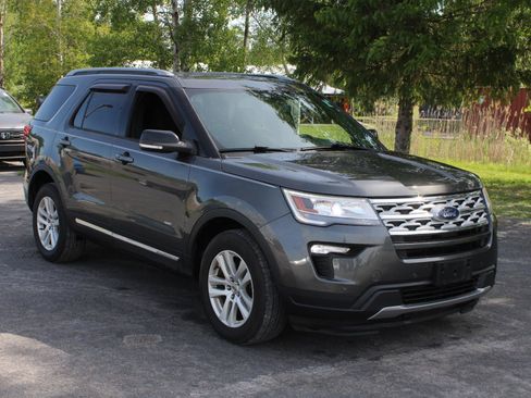 Used 2018 Ford Explorer XLT w/ Equipment Group 201A AWD/4WD image 3