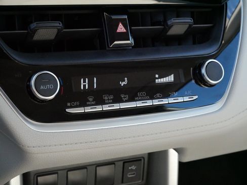 Used 2025 Toyota Corolla Cross LE image 23