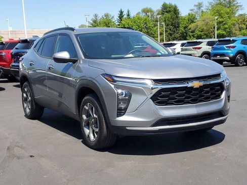 Certified 2025 Chevrolet Trax LT w/ Driver Confidence Package FWD image 2