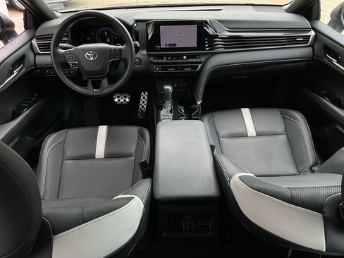 Used 2025 Toyota Camry SE image 18