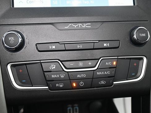 Used 2020 Ford Fusion SE image 16