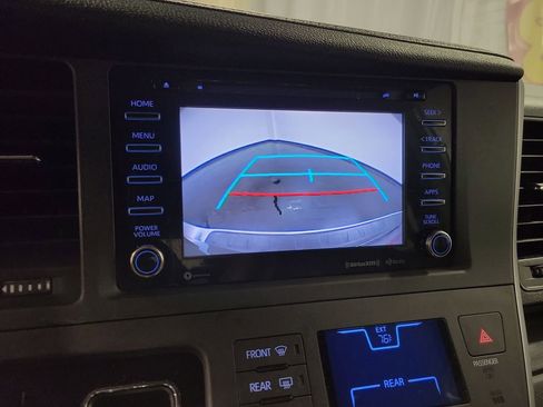 Used 2020 Toyota Sienna SE AWD/4WD image 17