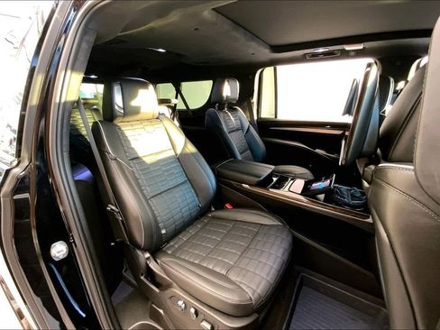 Used 2023 Land Rover Range Rover Long Wheelbase Autobiography image 19