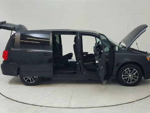 Used 2015 Dodge Grand Caravan SE image 42