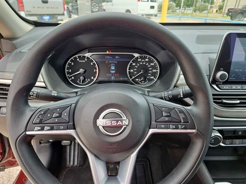 Used 2025 Nissan Altima 2.5 SV FWD image 19