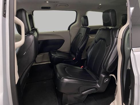 Used 2024 Chrysler Pacifica Touring-L image 25