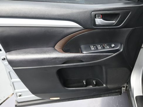 Used 2017 Toyota Highlander SE image 13