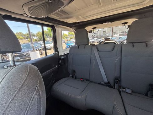 Used 2025 Jeep Wrangler Unlimited Sahara AWD/4WD image 39