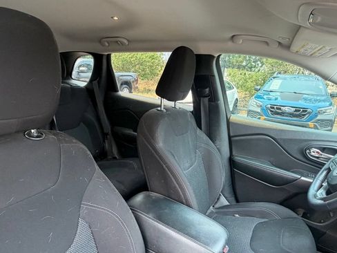 Used 2019 Jeep Cherokee Latitude w/ Popular Appearance Group AWD/4WD image 13