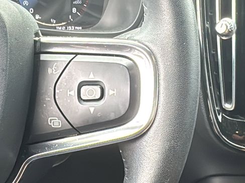 Used 2020 Volvo XC40 T5 Momentum w/ Protection Package Premier image 24