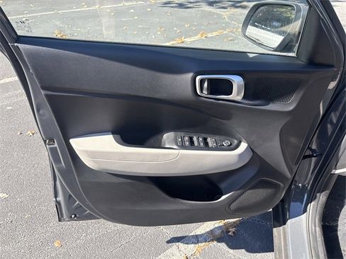 Used 2024 Hyundai Venue SEL image 18