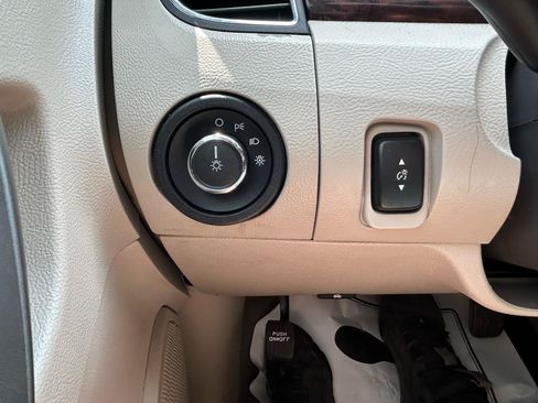 Used 2011 Ford Taurus SEL FWD image 25