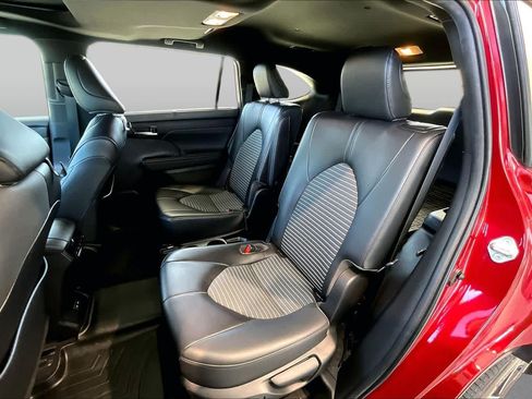 Used 2022 Toyota Highlander XSE FWD image 22