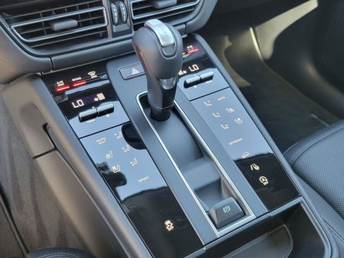 Used 2025 Porsche Macan image 22