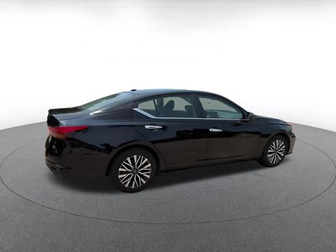 Used 2025 Nissan Altima 2.5 SV FWD image 12