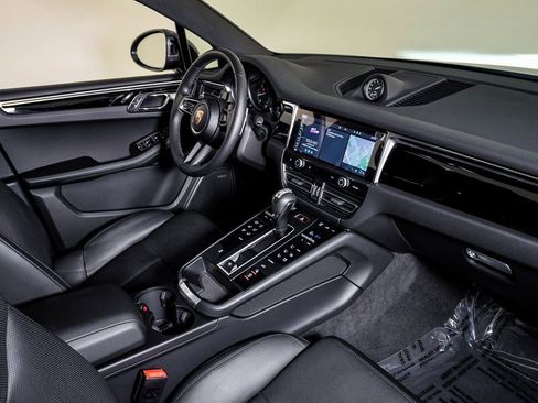 Certified 2025 Porsche Macan image 14