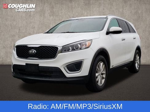 Used 2017 Kia Sorento LX w/ LX Convenience Package image 4