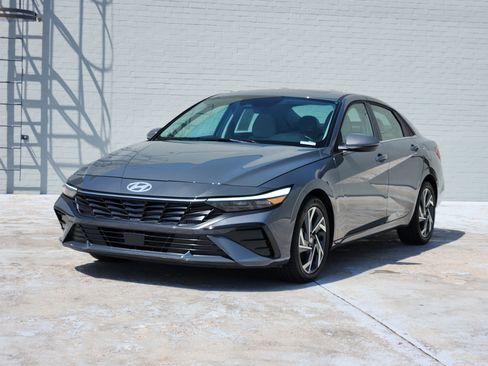 Used 2025 Hyundai Elantra Limited FWD image 4