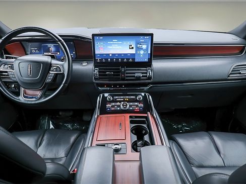 Used 2023 Lincoln Navigator Reserve image 9