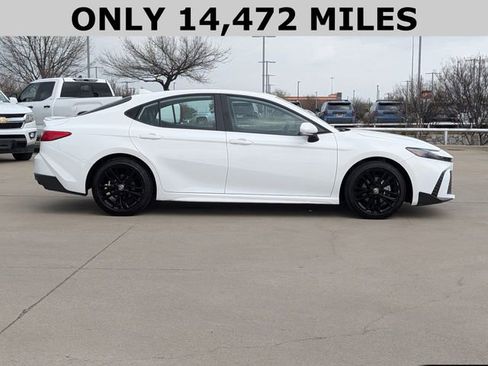 Used 2025 Toyota Camry SE image 4