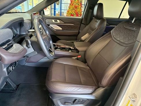 Used 2025 Ford Explorer Platinum w/ LUX Leather Package image 10