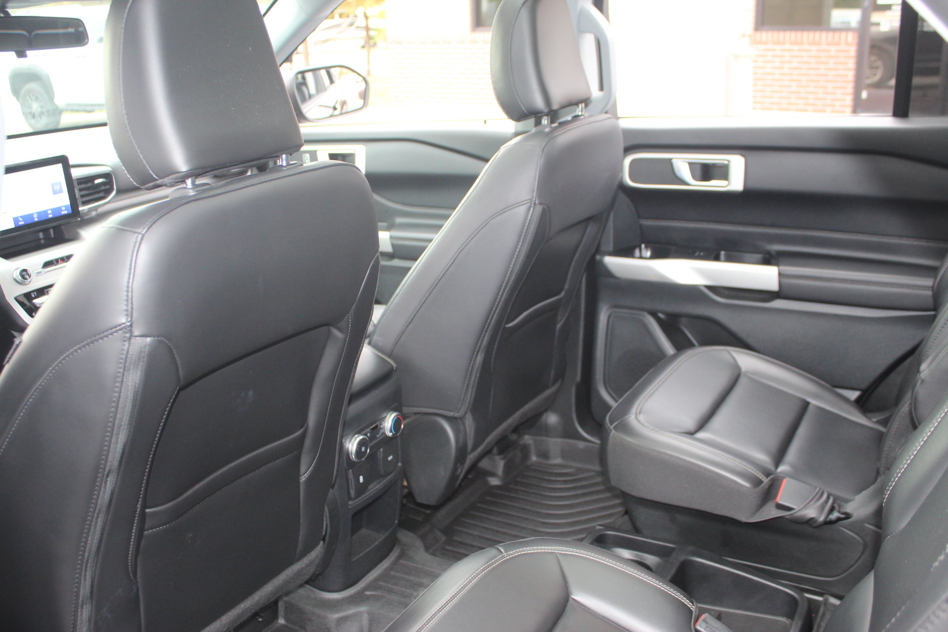 Used 2021 Ford Explorer XLT w/ Equipment Group 202A AWD/4WD image 27