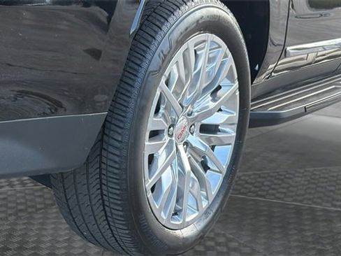 Used 2024 GMC Yukon XL SLT w/ SLT Premium Package image 13