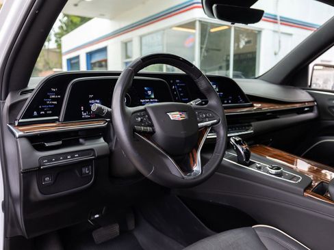 Used 2023 Cadillac Escalade Premium Luxury image 17
