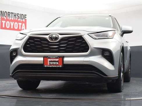Used 2024 Toyota Highlander XLE AWD/4WD image 34