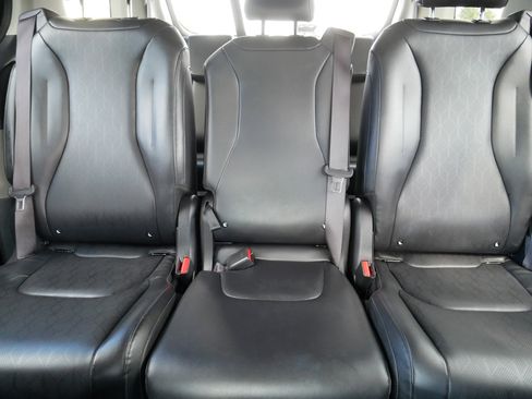 Used 2025 Kia Carnival FWD image 13
