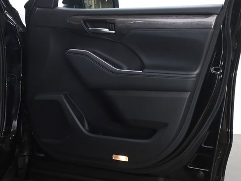 Used 2021 Toyota Highlander Platinum image 12