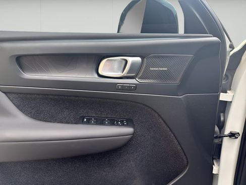 Used 2023 Volvo XC40 Recharge Ultimate image 27