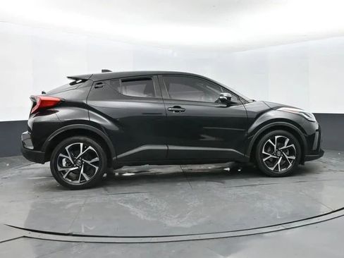 Used 2022 Toyota C-HR XLE image 4