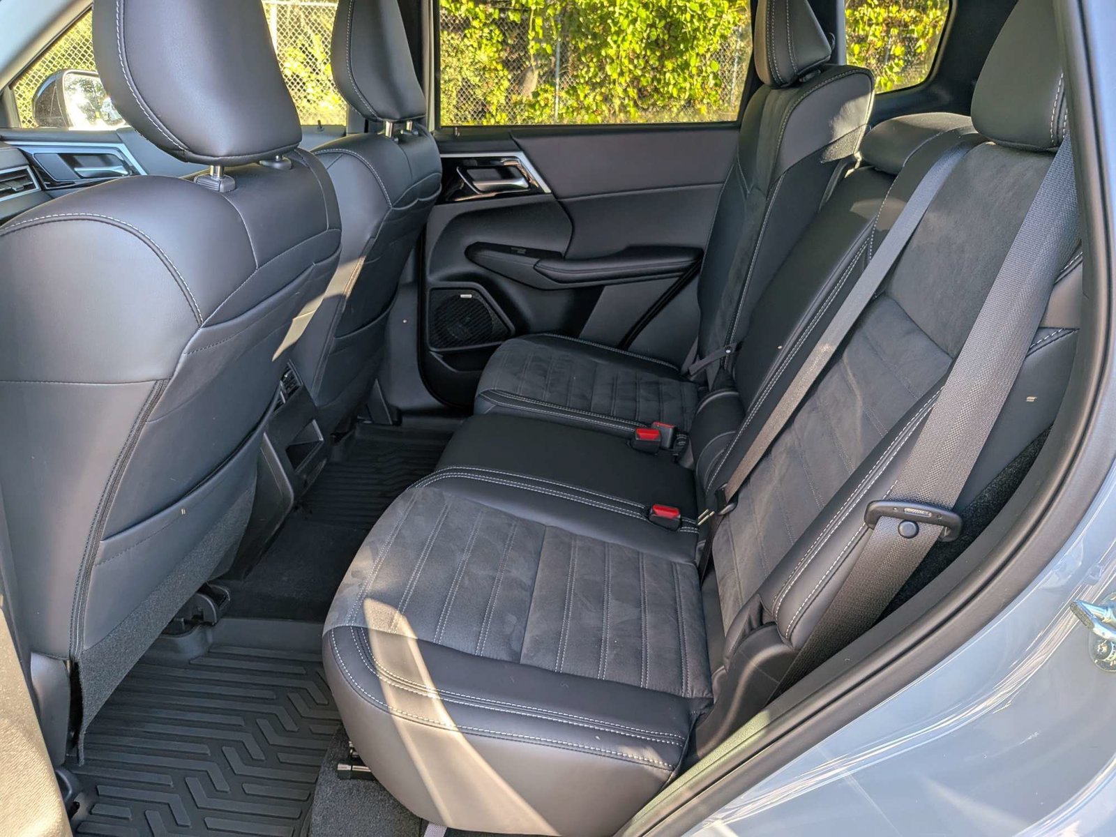 Used 2025 Mitsubishi Outlander AWD image 13