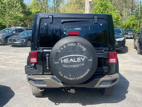 Used 2016 Jeep Wrangler Unlimited Sahara AWD/4WD image 6