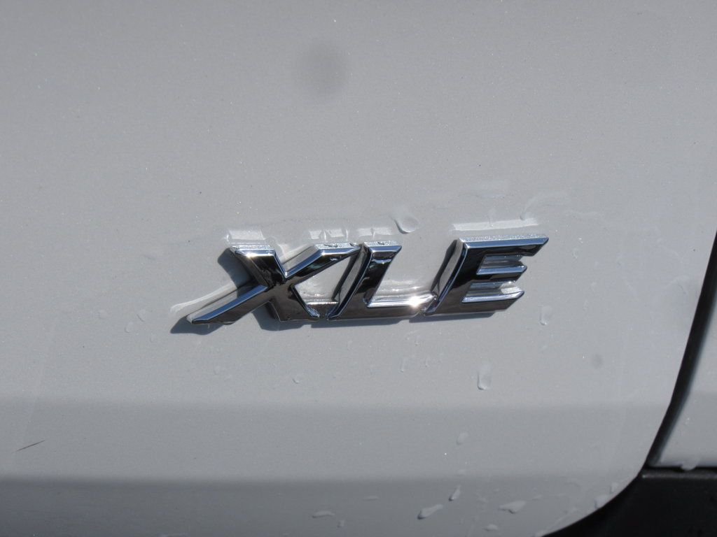 Used 2025 Toyota Sienna XLE FWD image 9