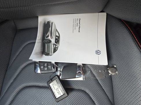 Used 2025 Volkswagen Jetta GLI Autobahn FWD image 32