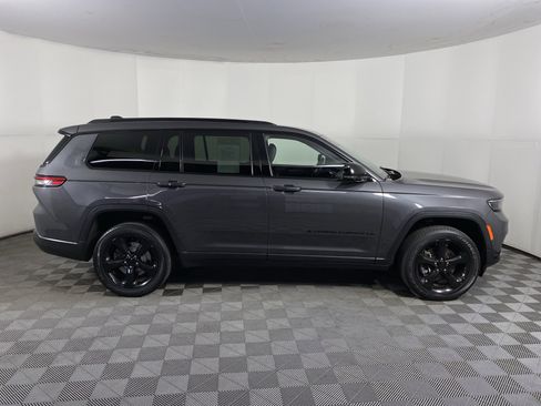 Used 2023 Jeep Grand Cherokee L Laredo image 3