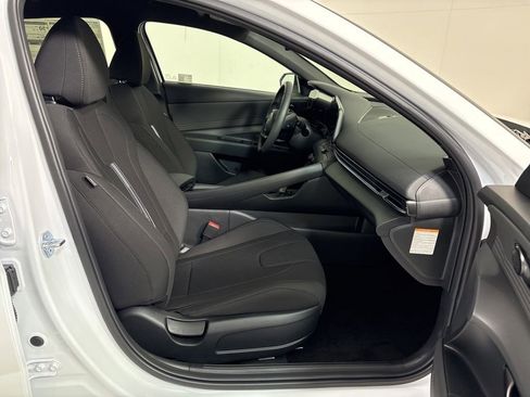 Used 2025 Hyundai Elantra SEL FWD image 12