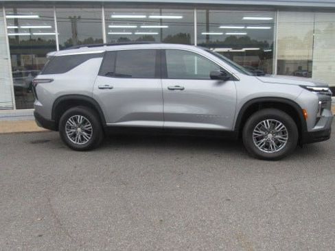 Used 2025 Chevrolet Traverse LT FWD image 2